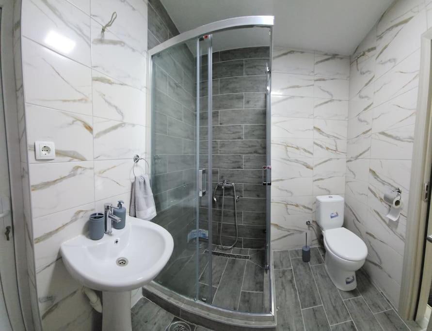 City Center Apt Wfree P Скопье Экстерьер фото